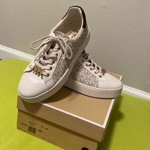 Michael Kors Poppy Laceup Shoes!